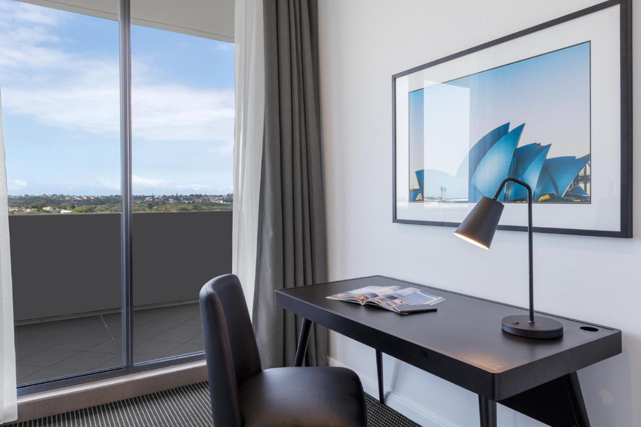 Meriton Suites Waterloo Sydney Kültér fotó A room at the hotel