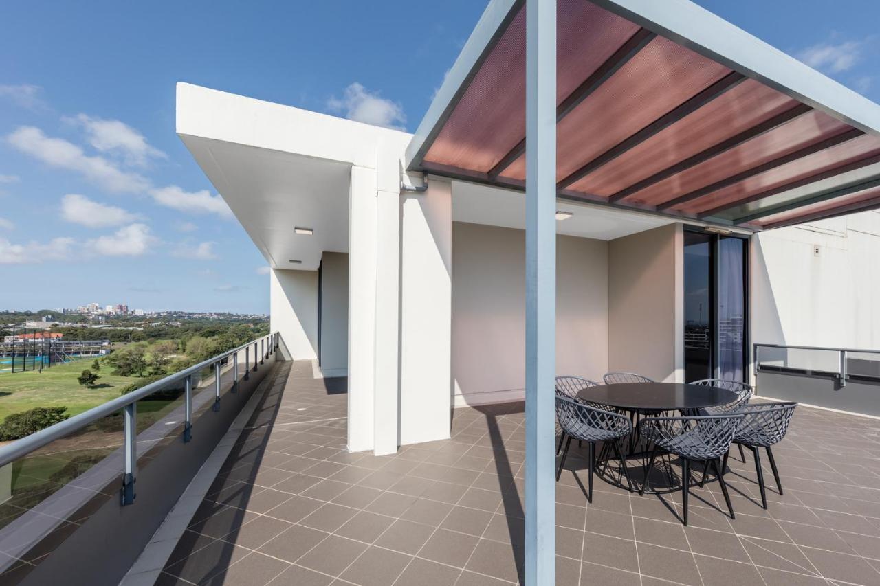 Meriton Suites Waterloo Sydney Kültér fotó The rooftop terrace at the 2016-completed apartment building