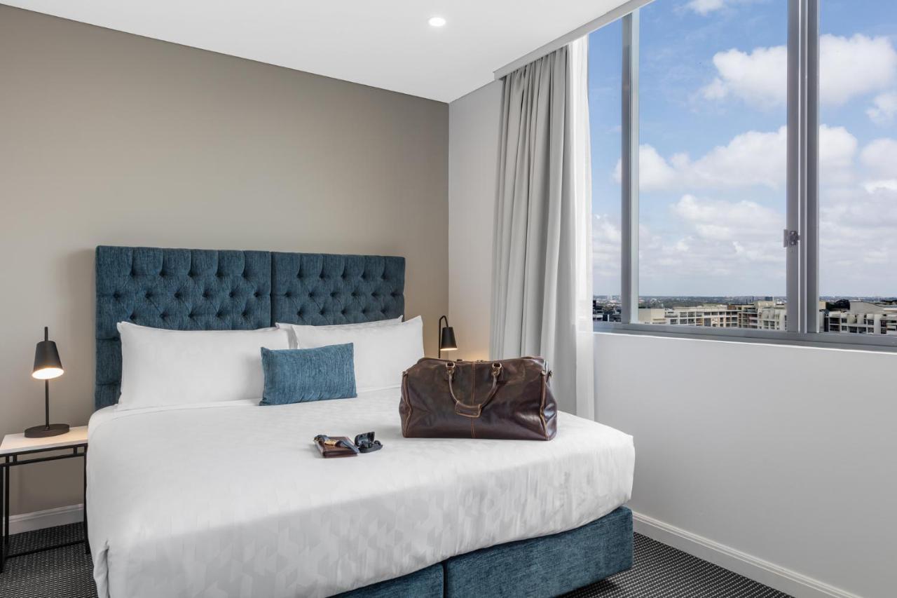 Meriton Suites Waterloo Sydney Kültér fotó A bedroom at the hotel