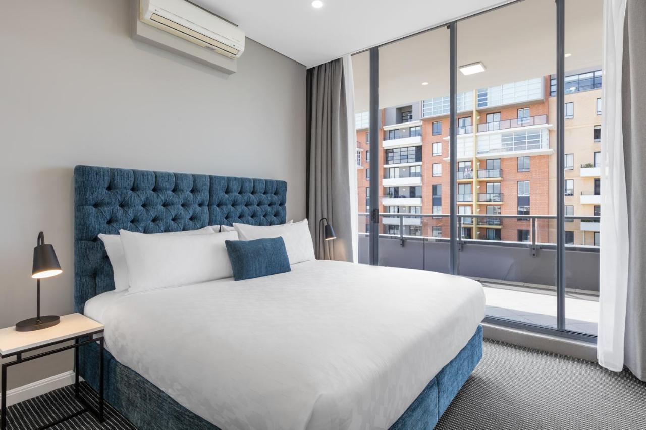 Meriton Suites Waterloo Sydney Kültér fotó A bedroom at the hotel