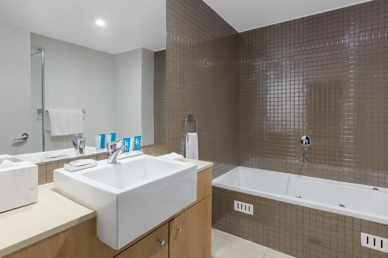 Meriton Suites Waterloo Sydney Kültér fotó Bathroom