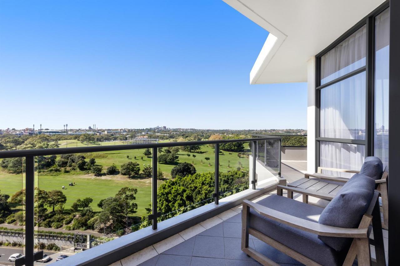 Meriton Suites Waterloo Sydney Kültér fotó Balcony view of the golf course