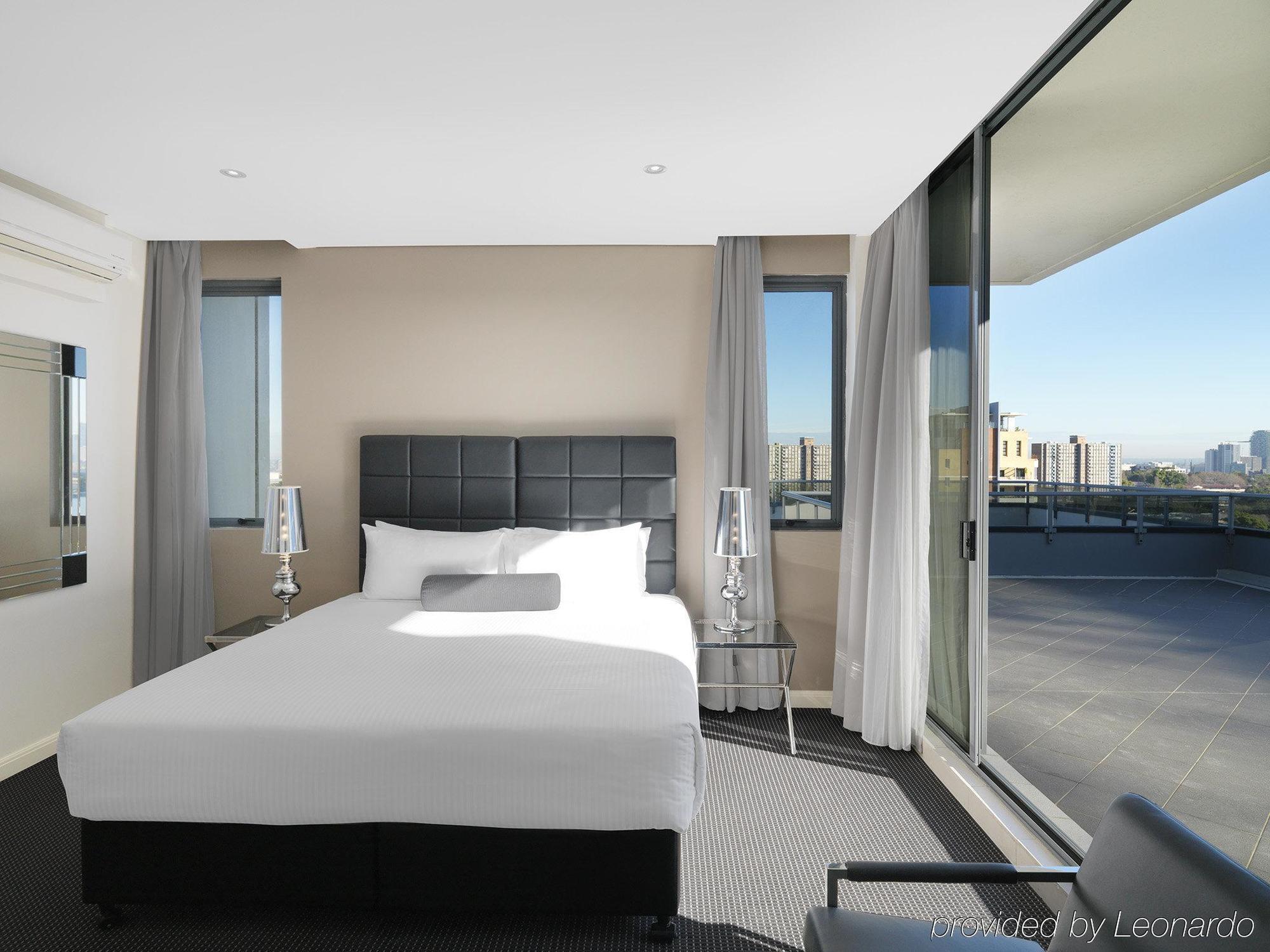 Meriton Suites Waterloo Sydney Kültér fotó A bedroom in a typical apartment