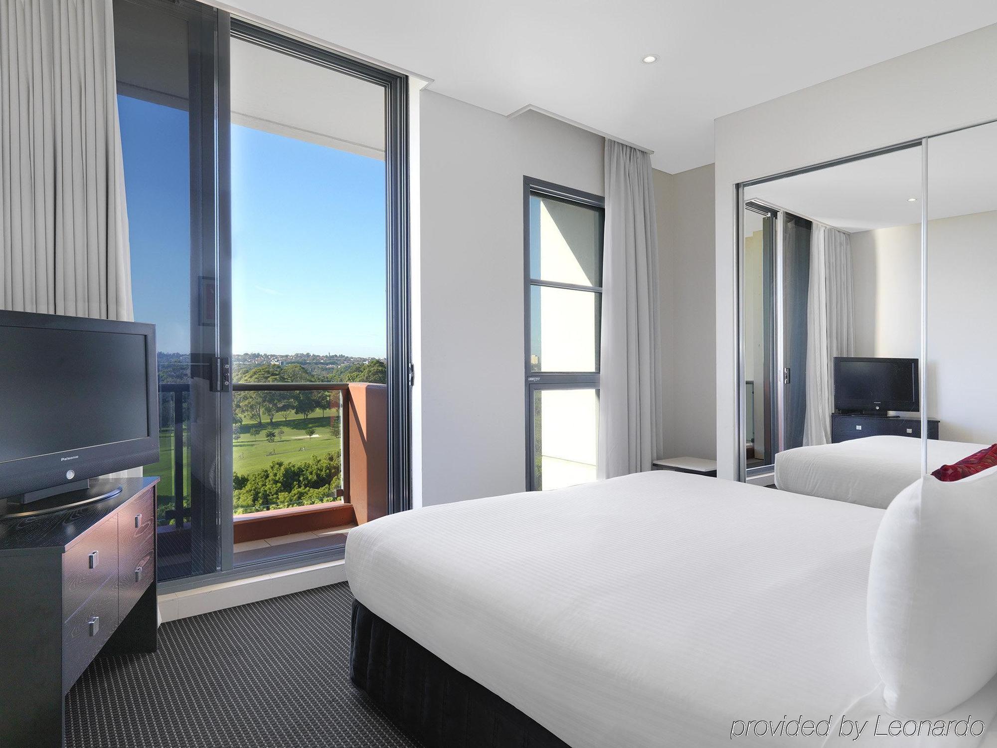 Meriton Suites Waterloo Sydney Kültér fotó A bedroom at the hotel