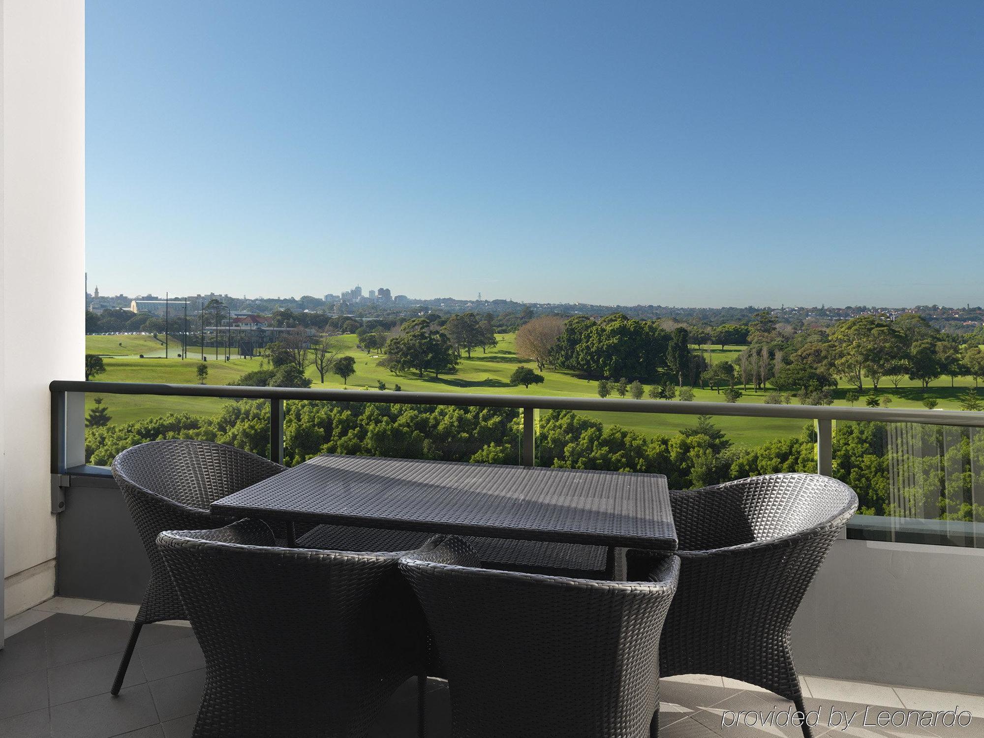 Meriton Suites Waterloo Sydney Kültér fotó Balcony view of the golf course