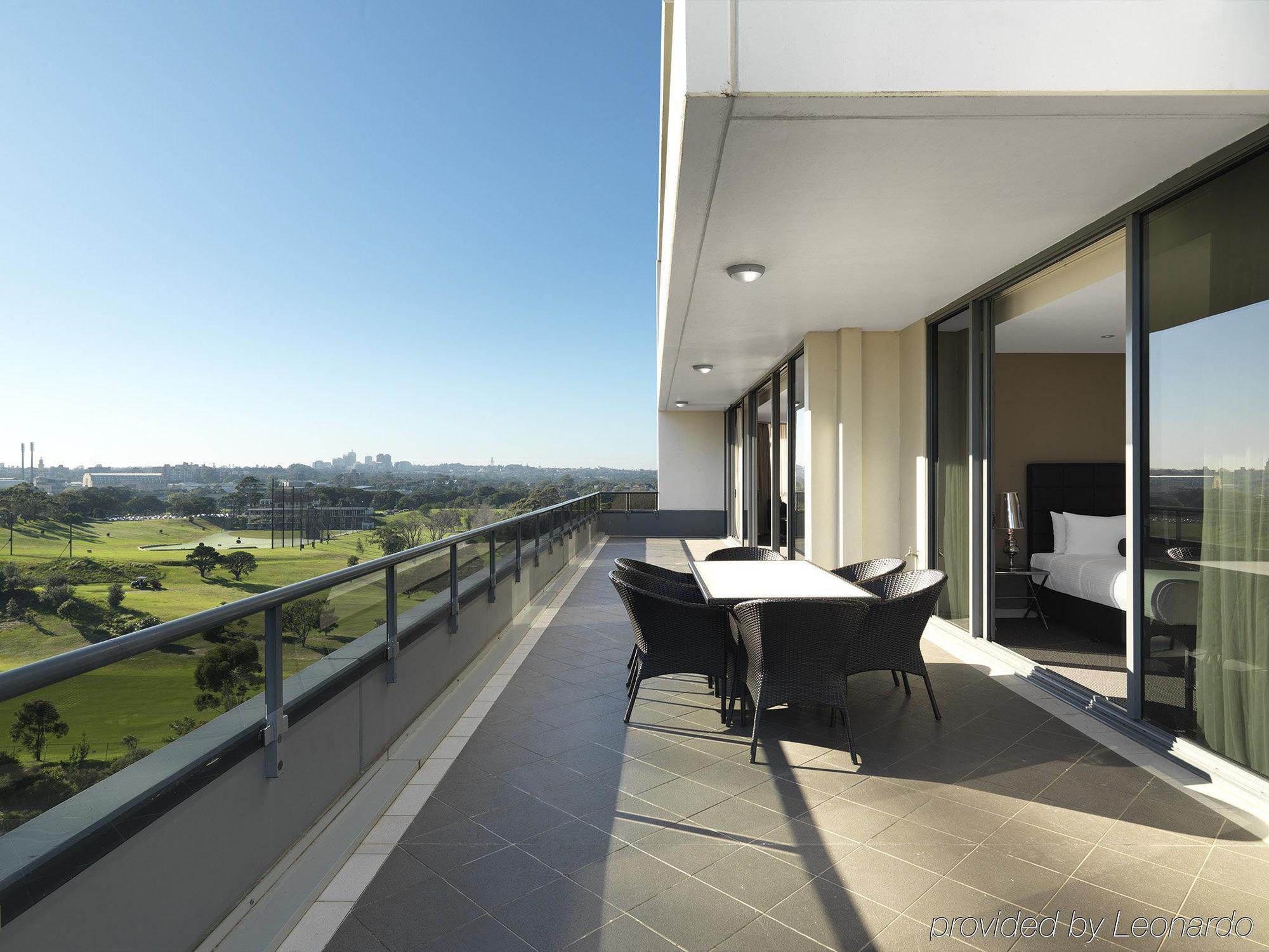 Meriton Suites Waterloo Sydney Kültér fotó A balcony at the hotel
