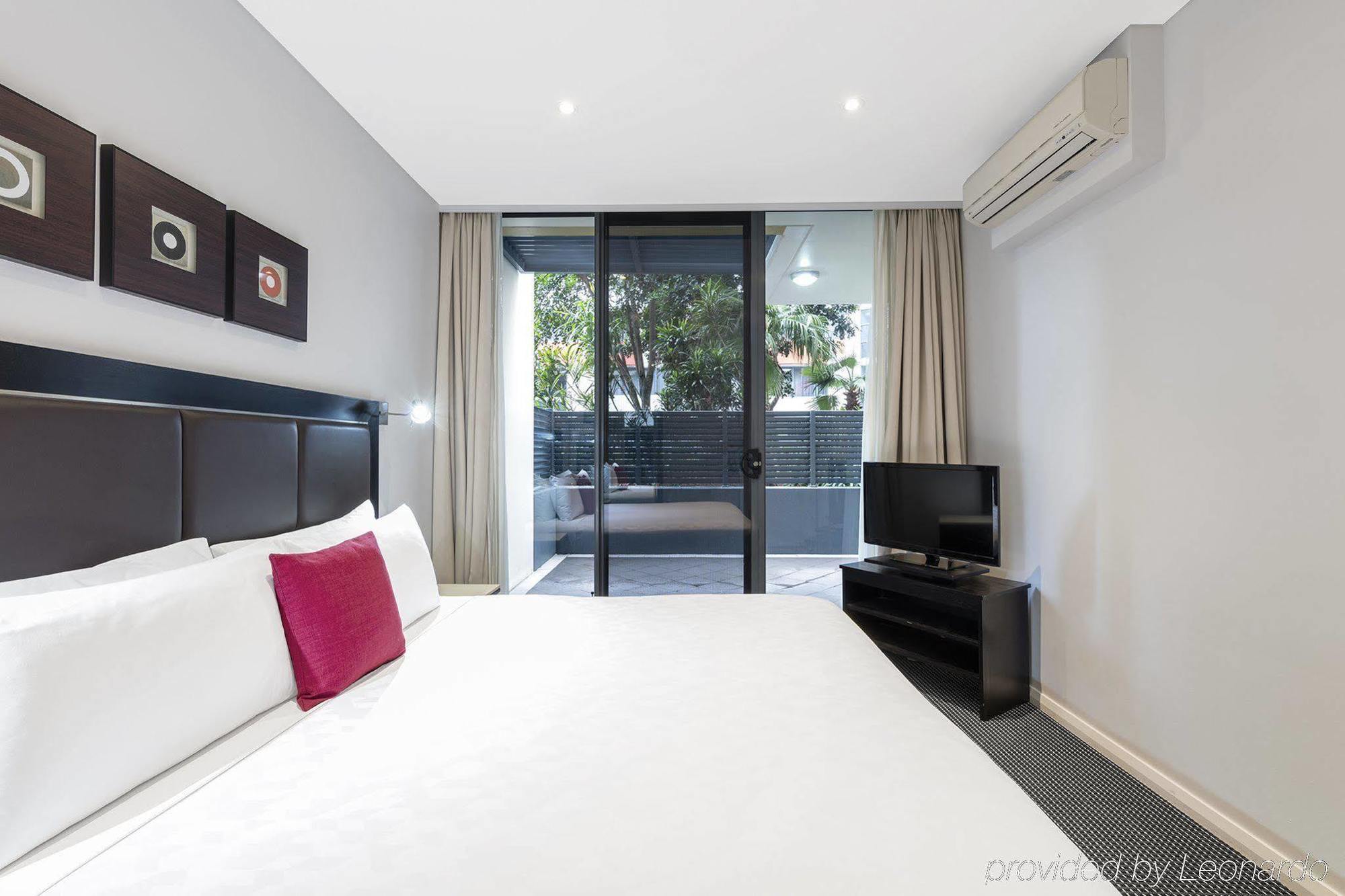 Meriton Suites Waterloo Sydney Kültér fotó A bedroom at the hotel