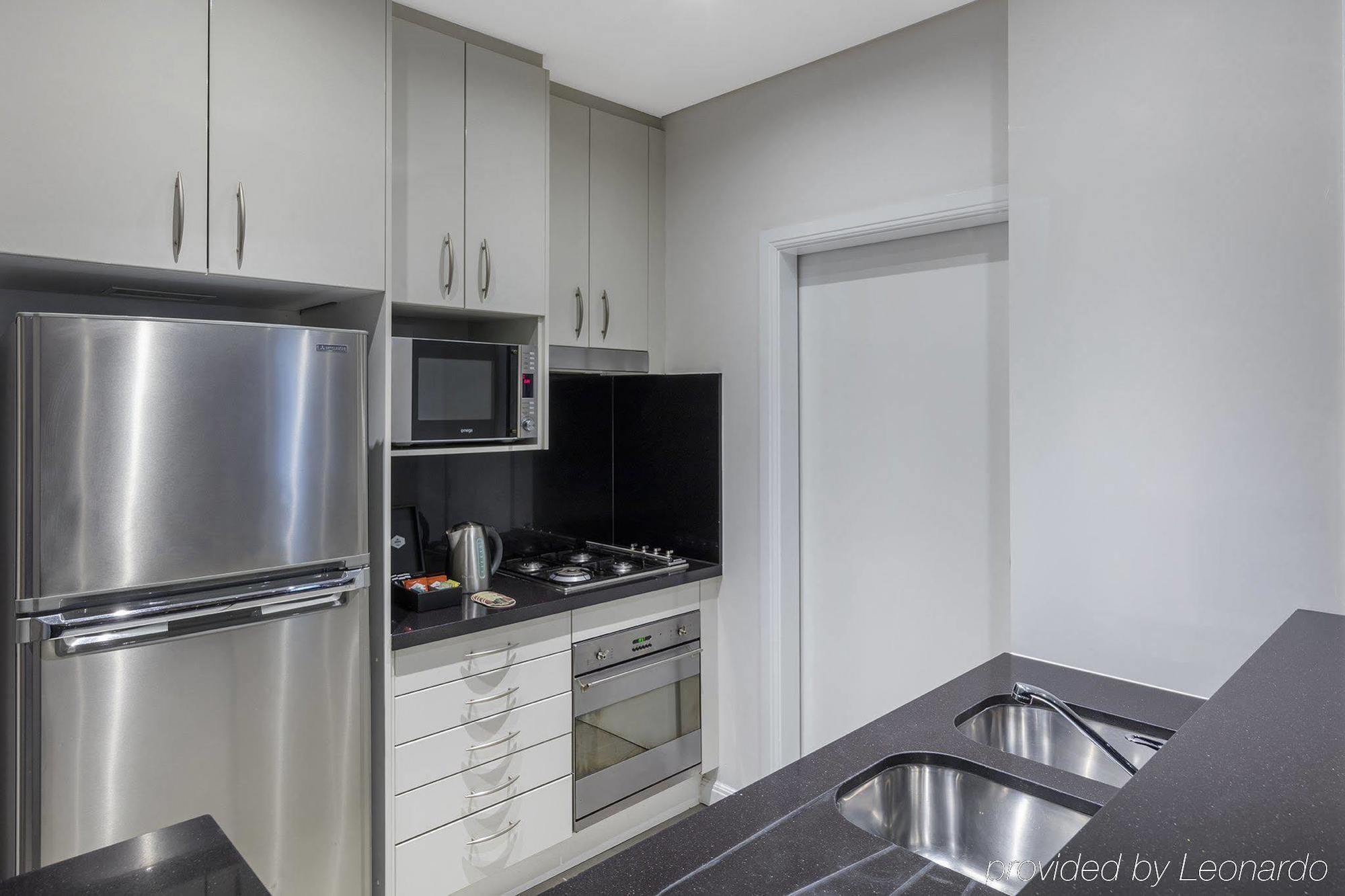 Meriton Suites Waterloo Sydney Kültér fotó A typical kitchen in a student apartment