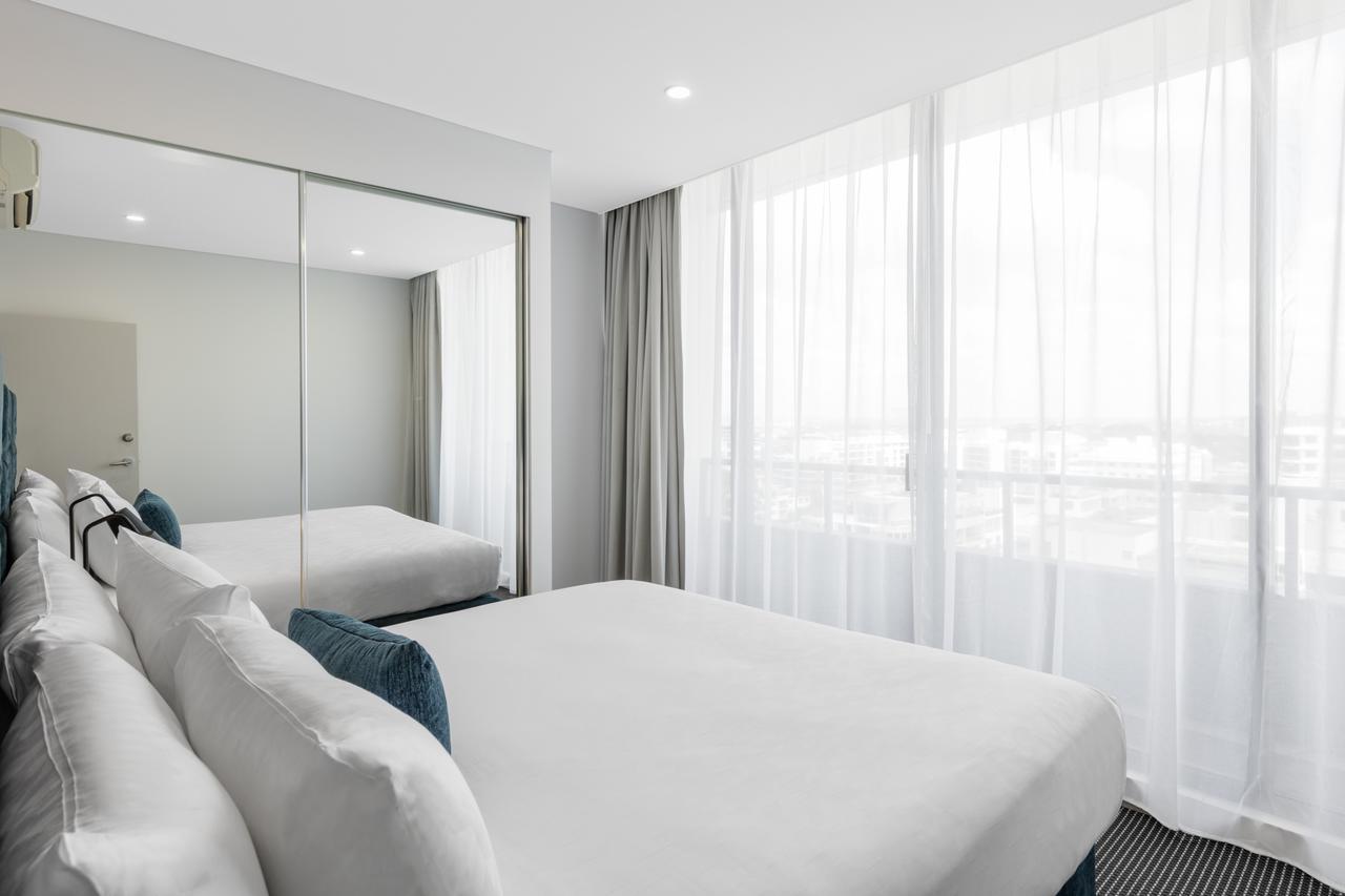Meriton Suites Waterloo Sydney Kültér fotó A bedroom at the hotel