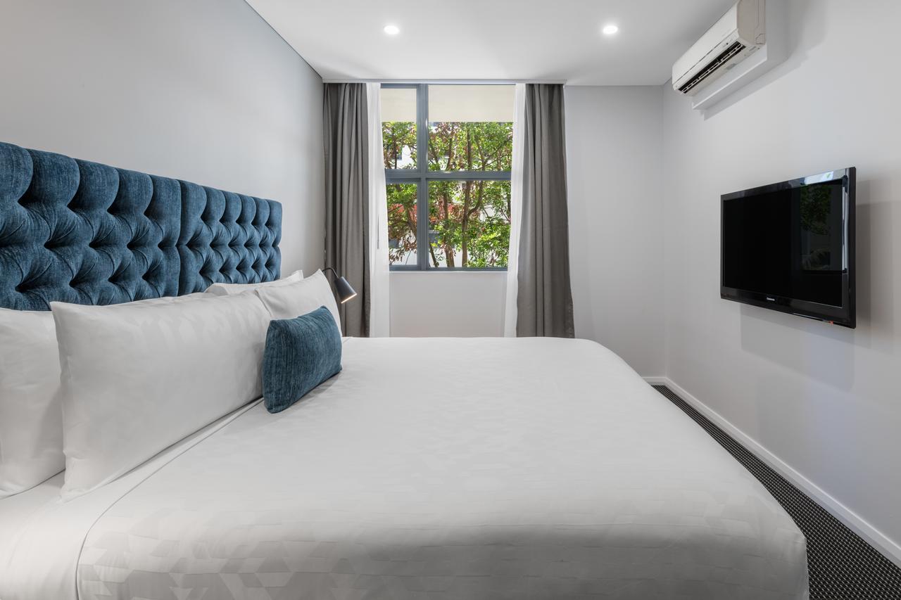 Meriton Suites Waterloo Sydney Kültér fotó A bedroom at the hotel